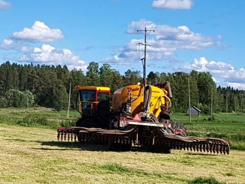 Lannan levitys multaamalla vähentää ravinnepäästöjen riskiä vesiin ja ilmaan. Kuva: A. Kulmala
